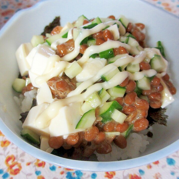 納豆、豆腐、キュウリのマヨ丼